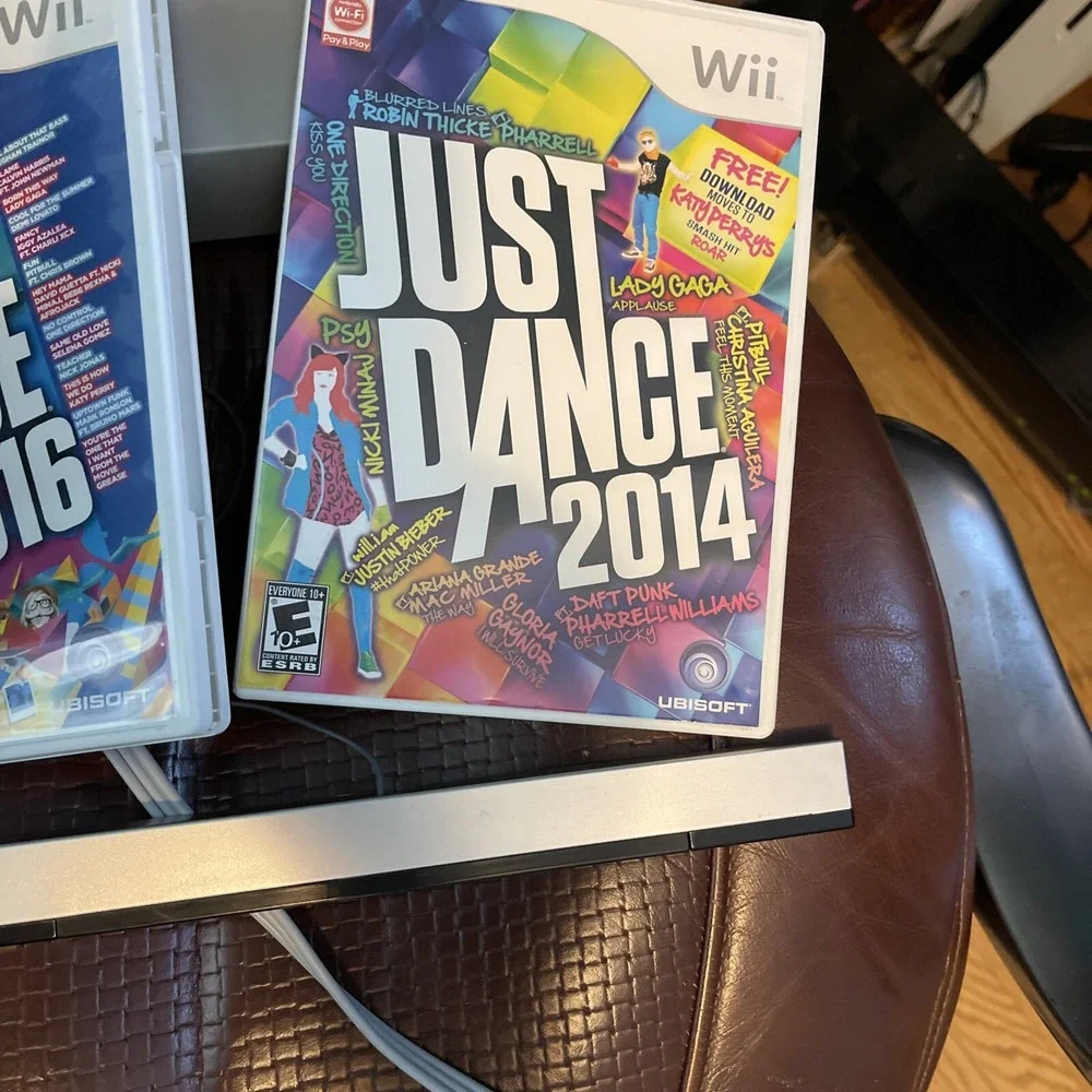 Nintendo Wii Black Console Bundle‎ With 2 Games. (4)